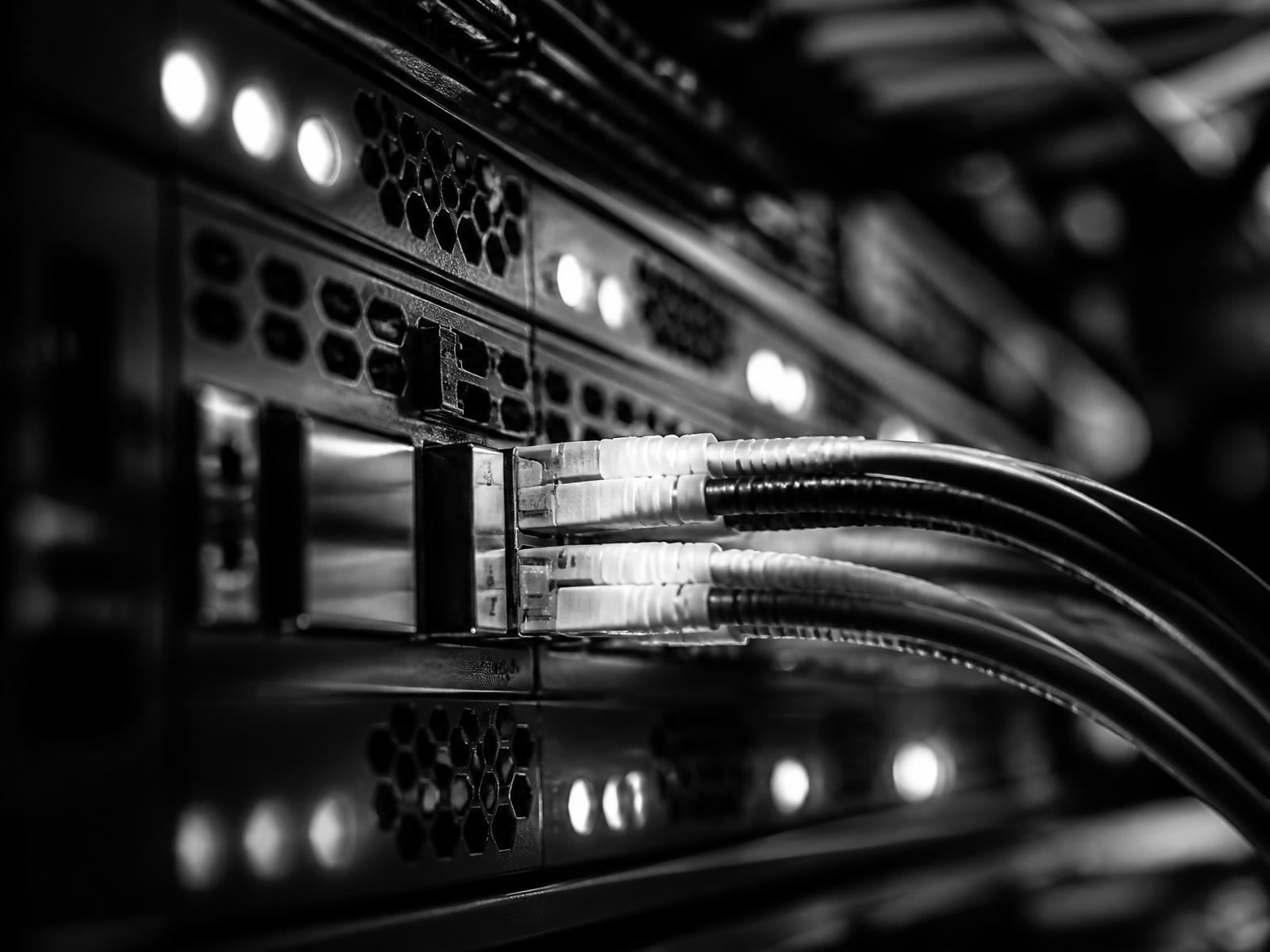 Detalj mrežne opreme sa priključenim kablovima u serverskom rack sistemu